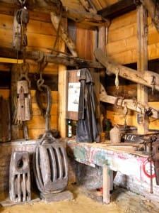 Eeuwenoude Scheepsbouwwerktuigen in de houten loods